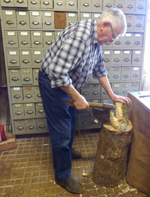 Louis à la préparation des formes en bois de noyer